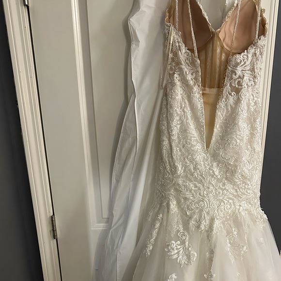 Lace Bodice Wedding Dress. Mermaid Style Bottom. Size 6, fits like a 4 - Picture 11 of 16